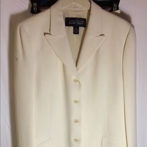 From Linda’s Allard Boutique collection,